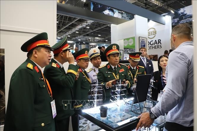 Vietnam defence delegation joins UK defence, security expo